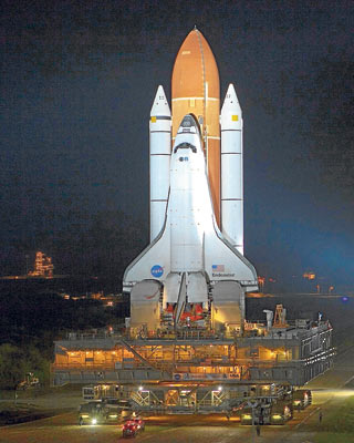 El Endeavour', en la plataforma de lanzamiento del Centro Espacial Kennedy.