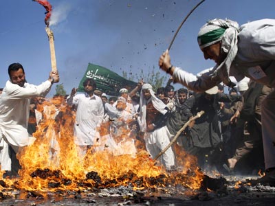 Un grupo de manifestantes afganos quema un muñeco con la efigie del presidente Barack Obama en Jalalabad, Afganistán, este domingo.