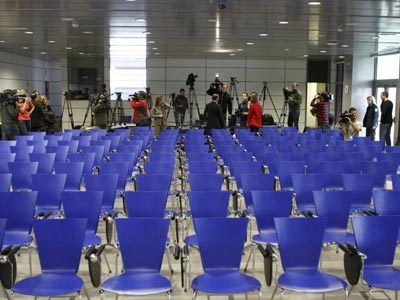 Una sala de prensa sin periodistas.-