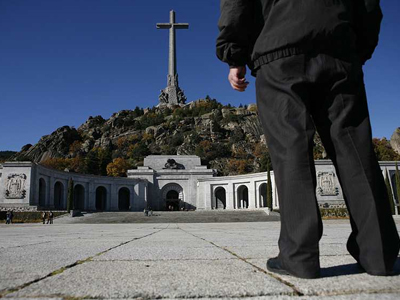 Un hombre observa el mausoleo de Franco en el Valle de los Caídos./ M. PATXOT