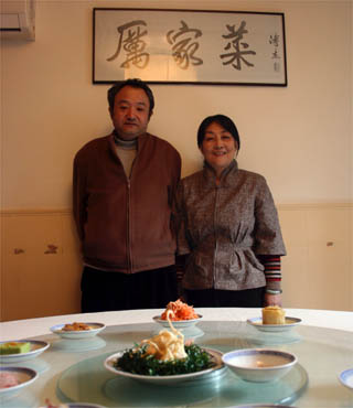 Li Aiyin, nieta del chef del emperador, y su marido Wang Shangyi, en su restaurante / EFE.