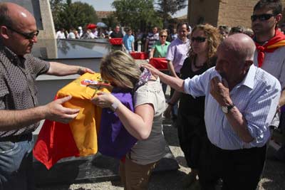 Una mujer se abraza al féretro con los restos de un represaliado cubierto con la tricolor. - GUILLERMO SANZ