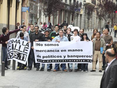 Miembros de la plataforma Democracia Real Ya, ayer en el centro de Madrid. guillermo sanz