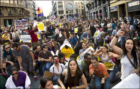 Miles de personas se manifestaron por las calles de Barcelona en contra de los políticos y el sistema financiero bajo el lema ' Toma la Calle'.