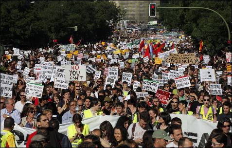 Manifestación convocada por Democracia Real YA, que recorre las calles de Madrid.