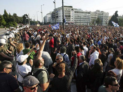 Miles de ciudadanos se congregan en la Plaza Syntagma de Atenas, Grecia, frente al Parlamento./EFE