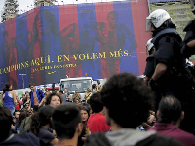Los acampados en Plaza Catalunya en el momento del desalojo./AFP