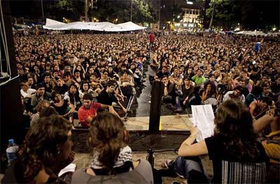 Asamblea en el campamento de plaza de Catalunya. -