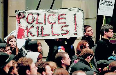 Manifestantes con pancartas: 'La Policía mata'. afp