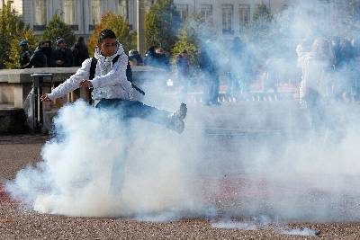 La policía francesa utilizó hoy gases lacrimógenos para desalojar a los manifestantes que desde hace varios días se habían concentrado en la parisiense plaza de la Bastilla en solidaridad con los 'indignados' de España, informó la emisora 'France Info'. EFE/Archivo