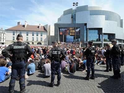 La policía francesa, con los indignados de la plaza de la Bastilla, en París. AFP