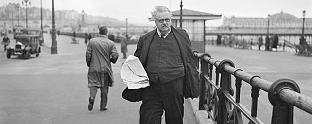 G. K. chesterton.  El escritor inglés , creador del Padre Brown, durante un paseo por Brighton en 1935. AP