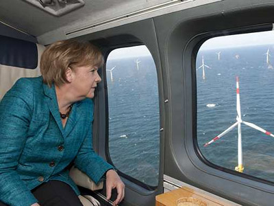 La canciller alemana divisa un parque eólico ubicado en el mar Báltico, el pasado 2 de mayo.-