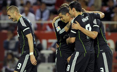 Cristiano se abraza a Kaká después de ser felicitado por Benzema tras un gol. afp