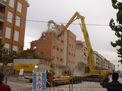 Las piquetas continúan siendo parte del paisaje de Lorca un mes después de los dos terremotos.