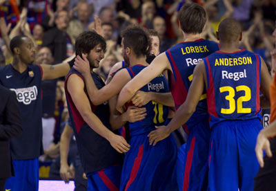 Ricky, Navarro y el resto de jugadores del Barcelona celebra la segunda victoria de la final de la ACB, en el Palau. -