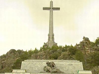 Cruz del Valle de los Caídos y la escultura de la Piedad./EP