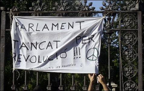 Pancarta en la puerta del parque de la Ciutadella: 'Parlamento cerrado por revolución, disculpen las molestias'