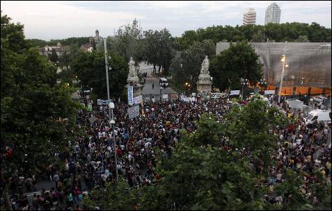 Vista desde arriba de la concentración frente a la puerta del parque de la Ciutadella que da acceso al Parlament. 15/06/2011