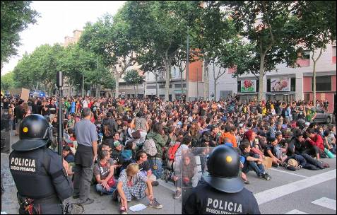 Los indignados sentados en los aledaños del parque de la Ciutadella. 15/06/2011