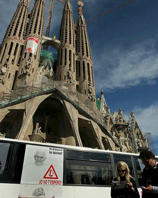 La asociación Ateus de Catalunya alquiló un autobús con carteles con lemas como 'Yo no te espero', durante la visita del Papa a Barcelona el pasado 7 de noviembre./EFE