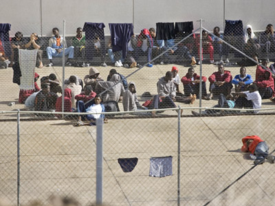 Inmigrantres retenidos en un centro de Santa Cruz de Tenerife. arturo RODRÍGUEZ