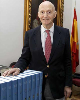 El director de la Real Academia de la Historia, Gonzalo Anes, posa junto a varios tomos del Diccionario Biográfico Español.