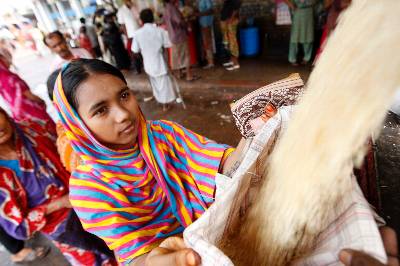 Una mujer bangladesí pobre compra arroz en un mercado subvencionado (OMS) en Dhaka, Bangladesh, el 10 de junio de 2011. El Ministerio de Finanzas de Bangladesh ha lanzado una campaña para importar cereales para asegurar el suministro de alimentos. EFE/Archivo