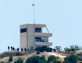 Militares sirios desplegados en la localidad de Guvecci, en la frontera con Turquía. REUTERS