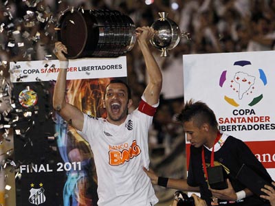 Edu Dracena levanta la Copa Libertadores ganada ante el uruguayo Peñarol.