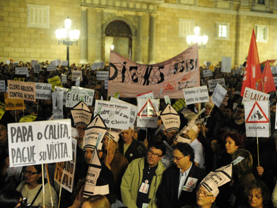 Protesta en Barcelona el pasado mes de noviembre contra la última visita del papa. MANU FERNÁNDEZ