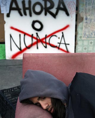 Imagen de uno de los indignados acampados en la Puerta del Sol, ayer. reuters