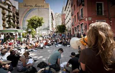La plaza del Carmen, en los aledaños de la Puerta del Sol, fue escenario de una de las asambleas celebradas ayer por la mañana en Madrid. -