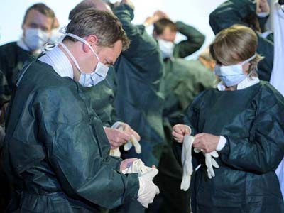 El ministro de Sanidad, Daniel Bahr visitan el Hospital Universitario de Eppendorf en Hamburgo, epicentro de los infectados. REUTERS