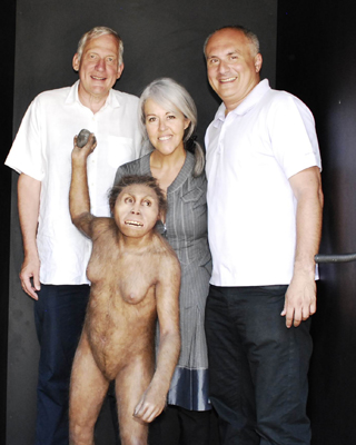 David Lordkipanidze (derecha) posa con una recreación del Homo georgicus'. museum.ge