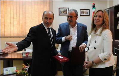 Trinidad Jiménez saluda a Mustafa Abdel Jalil (izquierda), presidente del Consejo Nacional de Transición libio.
