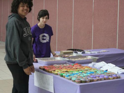 Los estudiantes prepararon un arcoíris formado con pasteles.
