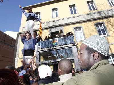 Manifestación de los habitantes de Salt (Girona) reclamando, con un castell como símbolo de unión, la igualdad para las personas inmigrantes. toni vilches