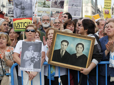 Familiares de víctimas del franquismo se manifiestan en Madrid en abril de 2010 contra la impunidad del franquismo. ángel martínez