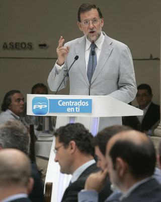 El presidente del PP, Mariano Rajoy, durante su intervención en el acto con alcaldes de Galicia.- Xoan Rey (EFE)