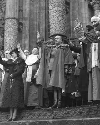 Carmen Polo, Franco y miembros de la jerarquía católica en la catedral de Santiago, en 1938.
