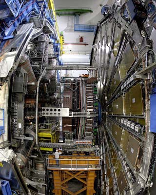 Un operario trabaja en el detector ATLAS del LHC.-
