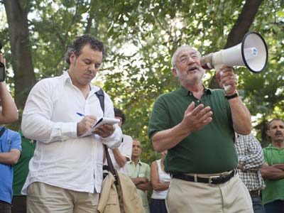 El Nobel Joseph Stiglitz, ayer, en el parque del Retiro de Madrid, durante su intervencin, megfono en mano, en una asamblea del 15-M.-