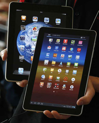 La tableta de Samsung, en primer plano, enfrentada con el iPad. -REUTERS