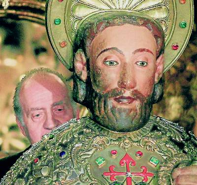 El rey Juan Carlos abraza la imagen del apóstol Santiago, en julio de 2010. efe