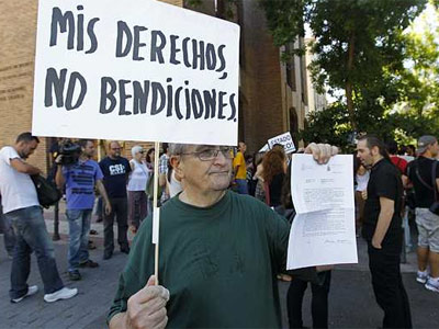 Miembros del movimiento Acampada Sol, durante una concentración esta mañana.