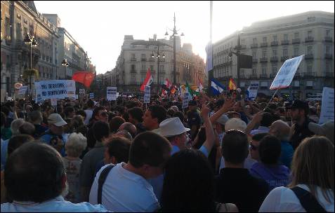 La Puerta del Sol dividida por la Policía entre manifestantes de la marcha laica y peregrino participantes de la JMJ.