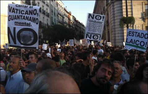 Una de las calles aledañas a Sol, abarrotada.