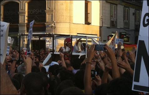 Un papamovil improvisado durante la marcha laica.