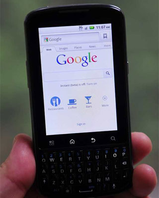 Imagen de un Motorola Droid Pro con sistema operativo Android de Google. EFE/MATT CAMPBELL